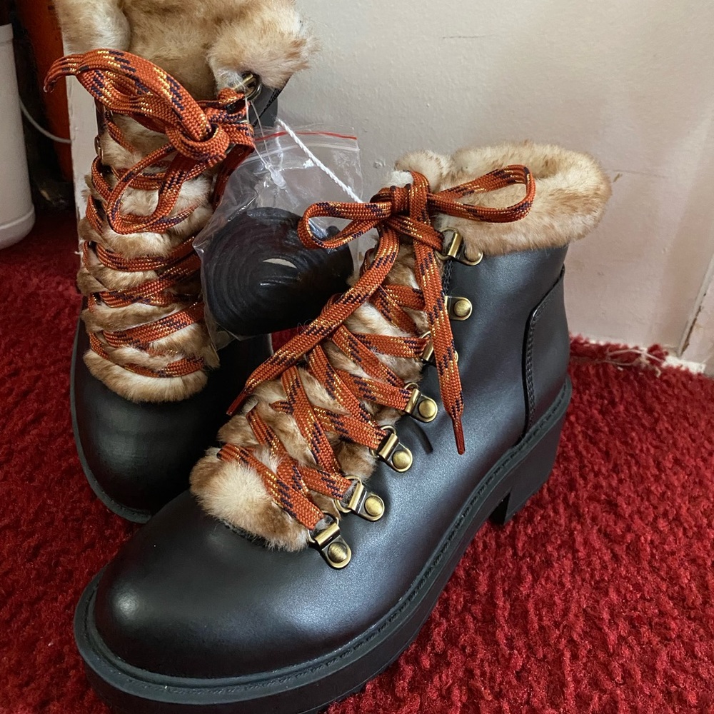 Black boots w/ Faux Fur